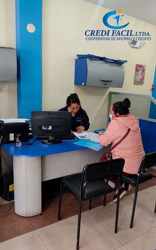 Asesora de Credi Fácil atendiendo a una cliente